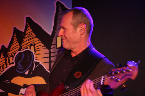 2011_10_Black_Cat_Bone_05