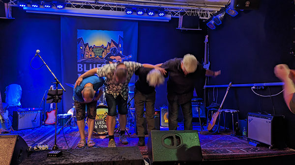 2023_09_16_TreatMeLikeADog_24