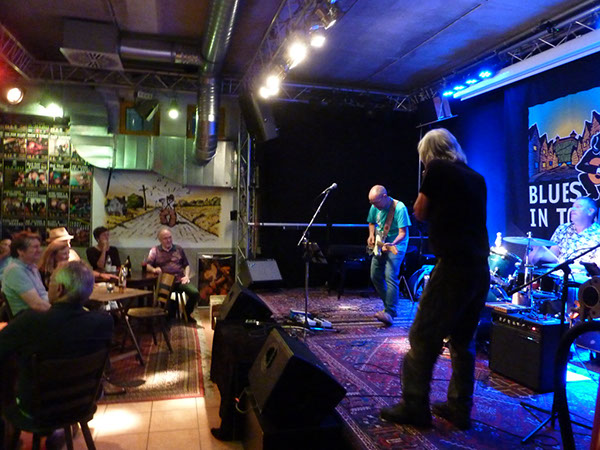 2023_09_16_TreatMeLikeADog_08